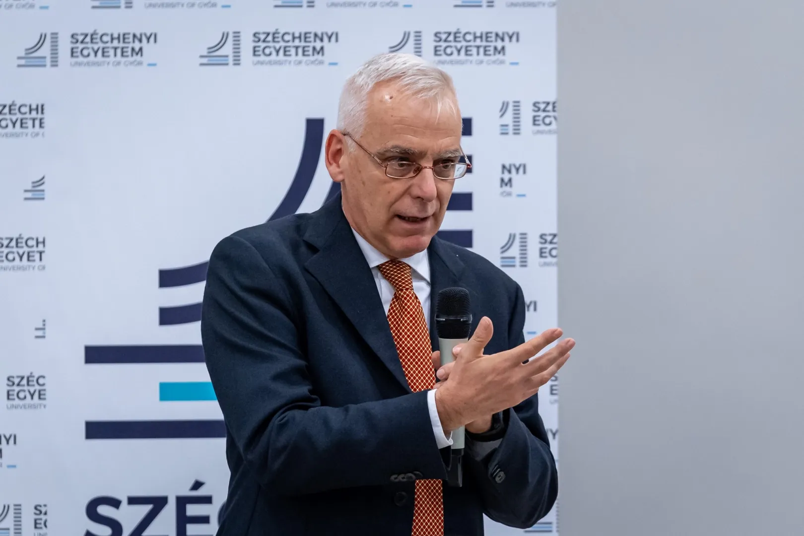 Dr Francesco Contini gave a presentation on international models of judicial digitalisation (Photo: Máté Dudás)